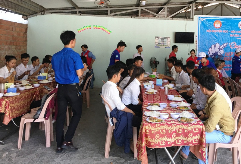 Hàng nghìn suất cơm miễn phí tại TT-Huế phục vụ thí sinh có hoàn cảnh khó khăn đi thi THPT Quốc gia