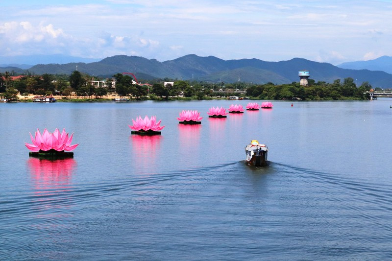 Muôn sắc màu bình an mùa Phật đản xứ Huế