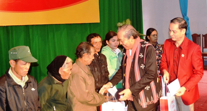 Phó Thủ tướng tặng quà Tết và ân cần thăm hỏi tình hình đời sống, làm ăn của bà con vùng cao biên giới A Lưới (TT-Huế)
