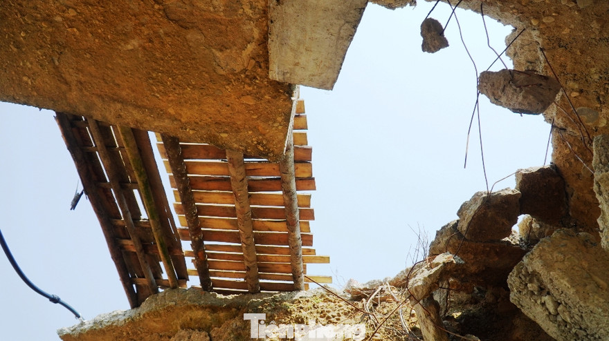 Mố cầu Khe Chai bị vỡ nát, lộ ra các mảng dầm đúc và những kết cấu bê tông có lõi thép nhỏ bé đáng ngờ.