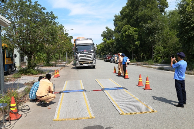 Tiến hành cân tải trọng xe chở hàng "khủng" để xác định mức độ vi phạm tải trọng