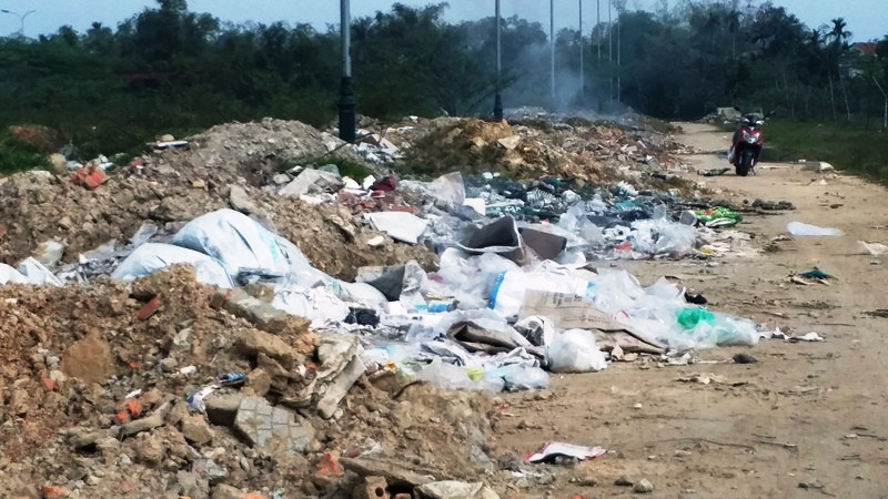 Rác xây dựng bít kín đường phố Võ Nguyên Giáp nối dài có giá trị đầu tư hàng trăm tỷ đồng