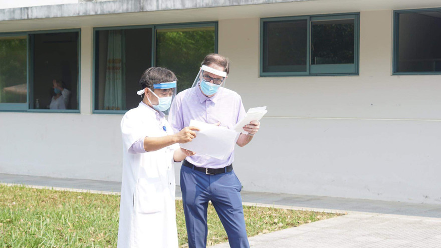 Bác sĩ dặn dò bệnh nhân số 49 trước khi xuất viện.