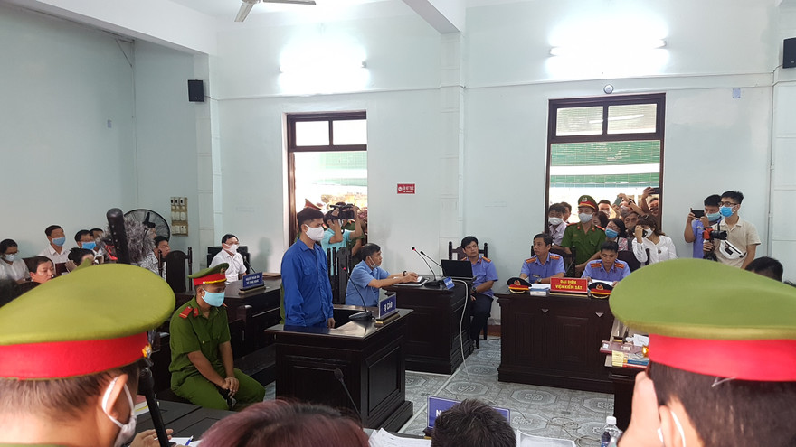 HĐXX quyết định hoãn phiên xét xử sơ thẩm bác sĩ hiếp dâm nữ điều dưỡng tại Huế, do vắng mặt nhiều nhân chứng.