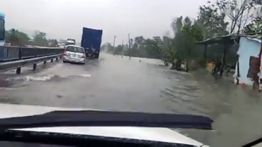 Đoạn Quốc lộ 1 qua xã Lộc Trì, huyện Phú Lộc, tỉnh Thừa Thiên Huế bị ngập. Ảnh: Hue-S