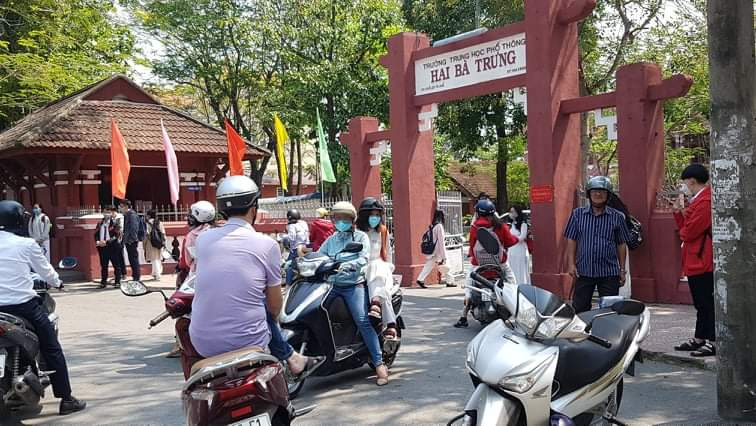 Trường THPT Hai Bà Trưng (Huế) đã cho một nữ sinh nghỉ học sau khi xuất hiện triệu chứng ho, sốt tại lớp.