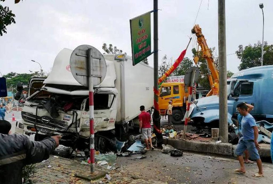 Ô tô tải và xe container toác đầu sau cú đâm như phim