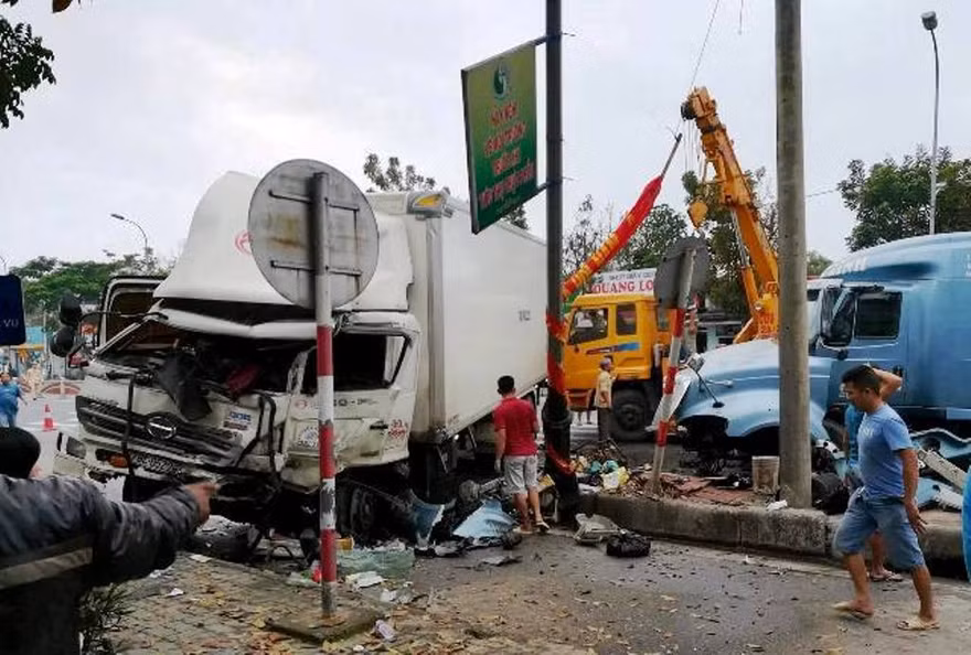 Ô tô tải và xe container toác đầu sau cú đâm như phim