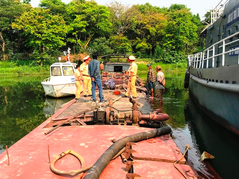Tàu cát "khủng" bi công an bắt quả tang hút trộm hàng chục mét khối cát