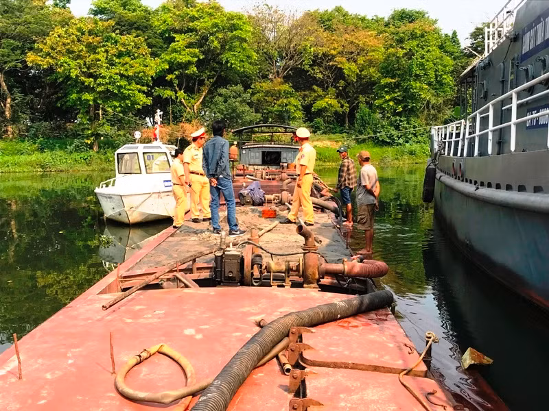 Tàu cát "khủng" bi công an bắt quả tang hút trộm hàng chục mét khối cát