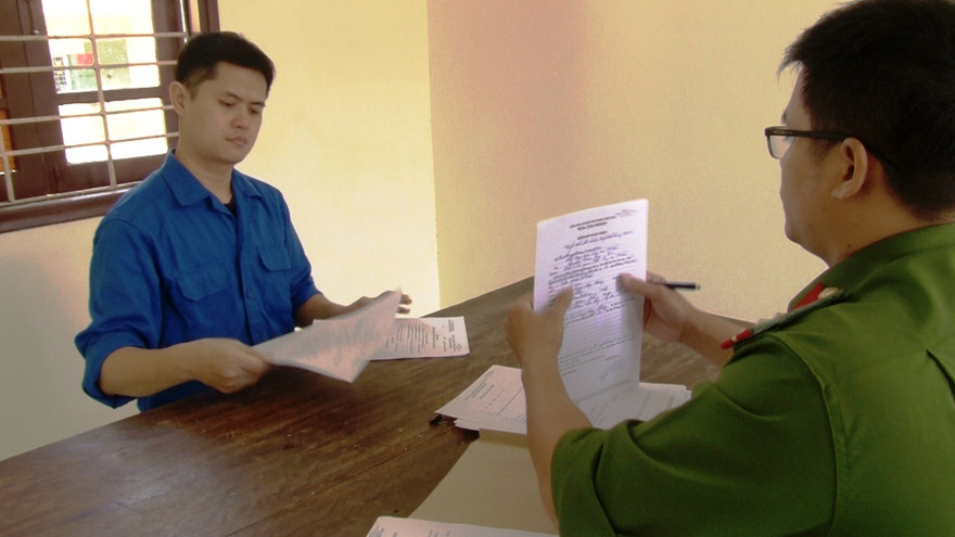 Tống đạt quyết định khởi tố bổ sung tội danh bắt giữ người trái pháp luật đối với bị can Lê Quang Huy Phương (bìa trái).