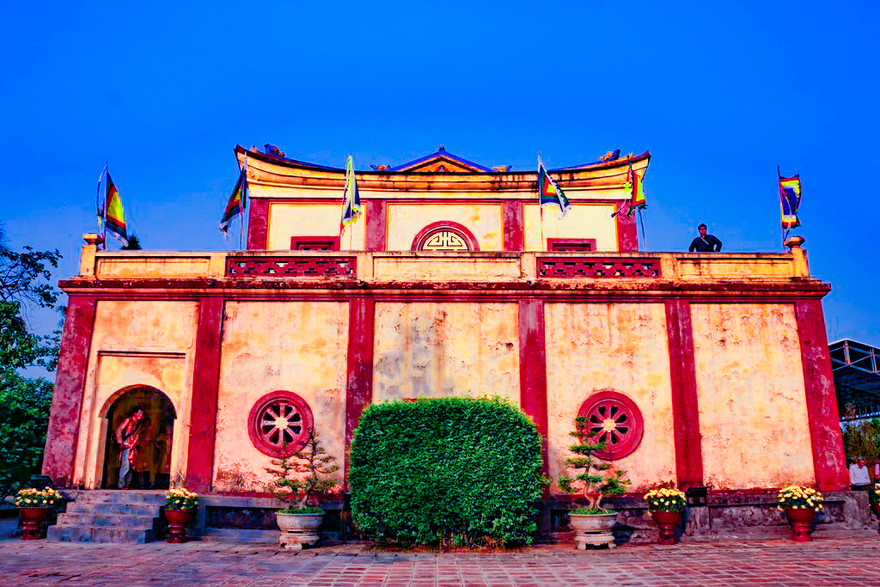 Tàng Thơ lâu nhìn từ cổng chính vào.