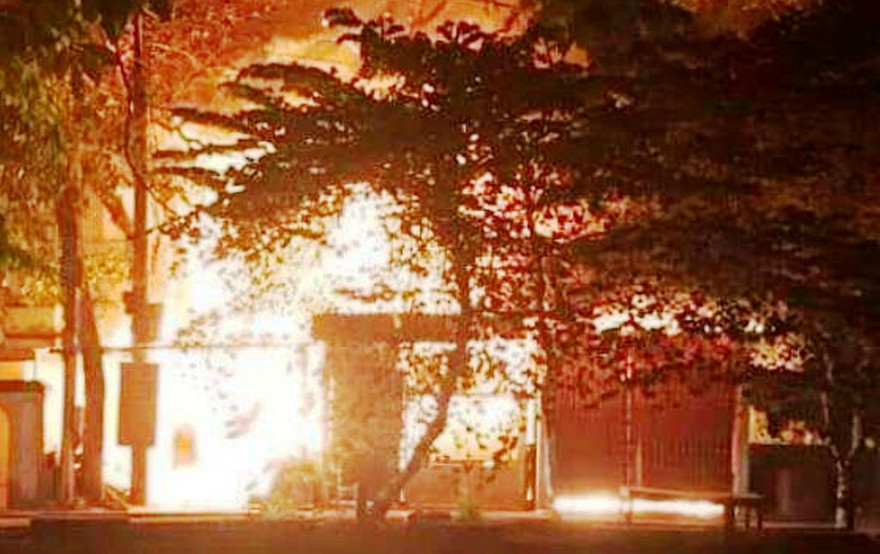 Xưởng gỗ bốc cháy ngùn ngụt trong đêm. Ảnh: Dương Đại