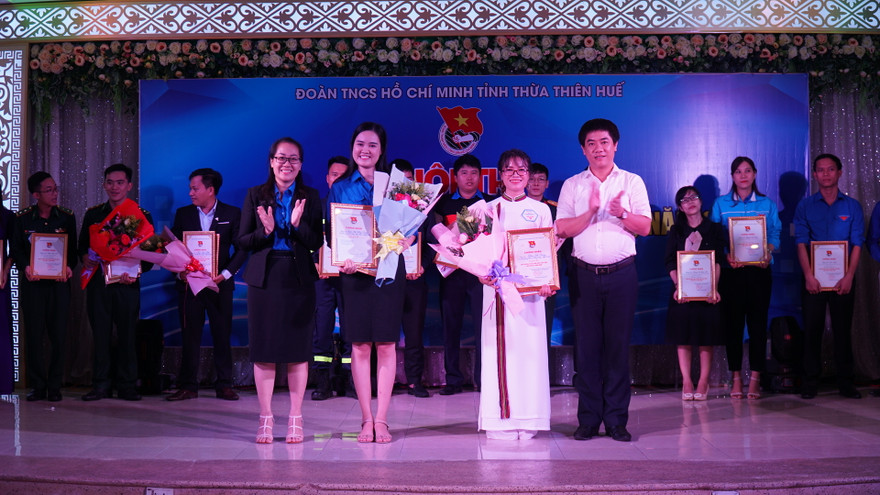 Trao giải Nhất và giải Nhì cho hai báo cáo viên có kết quả thi tốt nhất.