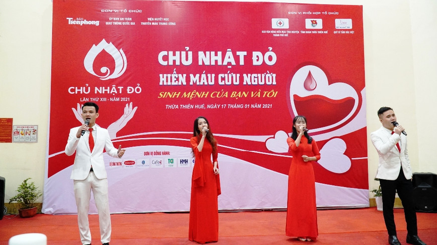Bất chấp thời tiết bất lợi, Chủ Nhật Đỏ vẫn diễn ra tưng bừng tại Huế.
