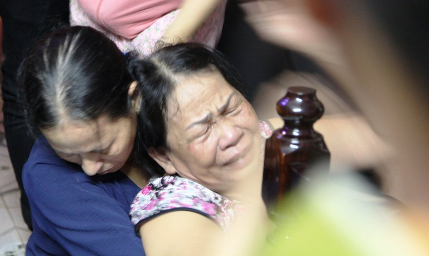 Người nhà đau đớn trước cái chết của nạn nhân Hoàng Trọng D. và họ vô cùng bức xúc khi chứng kiến thi thể anh D. bị nhét trong cốp ô tô để chở từ Đà Nẵng về Huế.