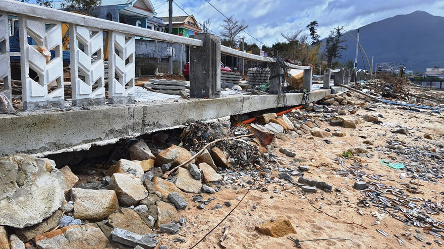 Bờ kè xây năm 2000 vừa bị sóng đánh tan nát. Đơn vị tư vấn thiết kế khi khảo sát hiện trạng vào năm 2017 cho rằng, công trình ổn định nên không đề xuất giải pháp gia cố.