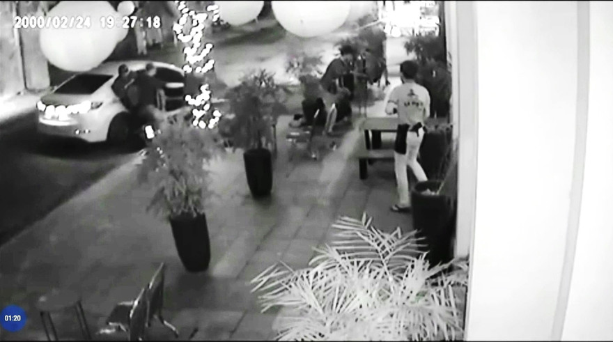 Hiện trường vụ truy sát kinh hoàng (ảnh chụp lại từ camera an ninh)