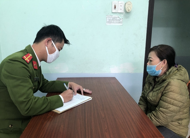 Bà Nguyễn Thị H. tại cơ quan công an.