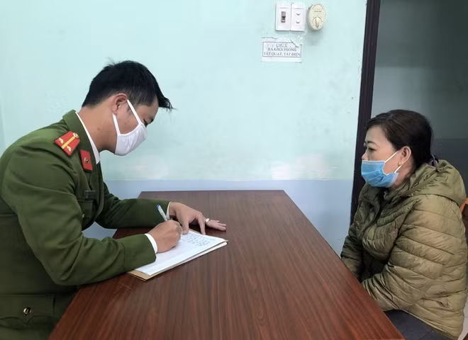 Bà Nguyễn Thị H. tại cơ quan công an.