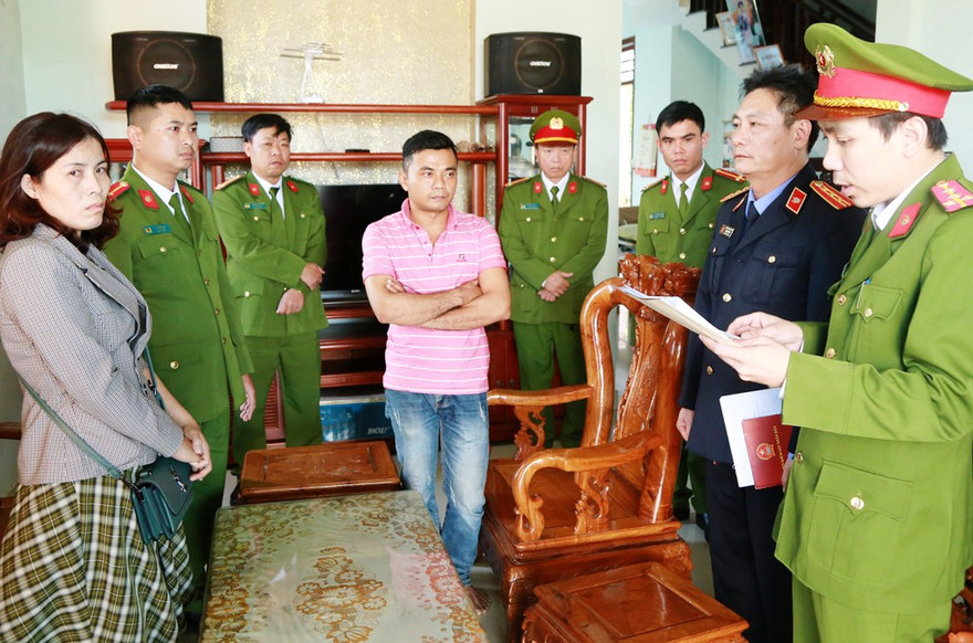 Đọc lệnh khởi tố các đối tượng mua bán hóa đơn GTGT trái phép