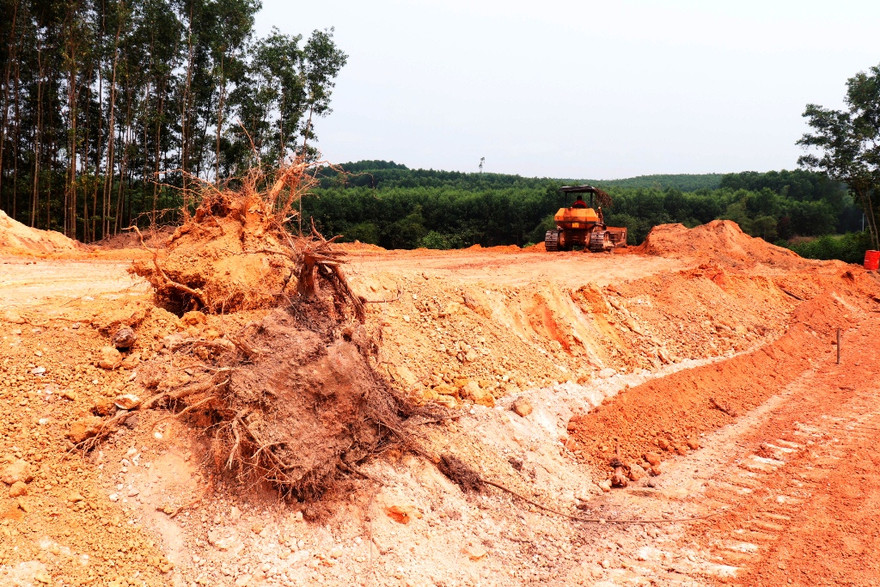 Dự án cao tốc khởi công từ tháng 9/2019, tuy nhiên đến nay công tác tái định cư cho các hộ di dời vẫn ngổn ngang, chậm trễ, thậm chí có khu tái định cư còn trên giấy, chưa giải phóng xong mặt bằng.