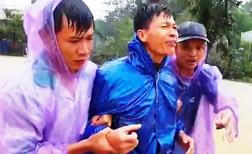 Người chồng đau đớn, tuyệt vọng khi vợ sắp sinh bị lũ cuốn mất tích. (Ảnh Vietnamnet)