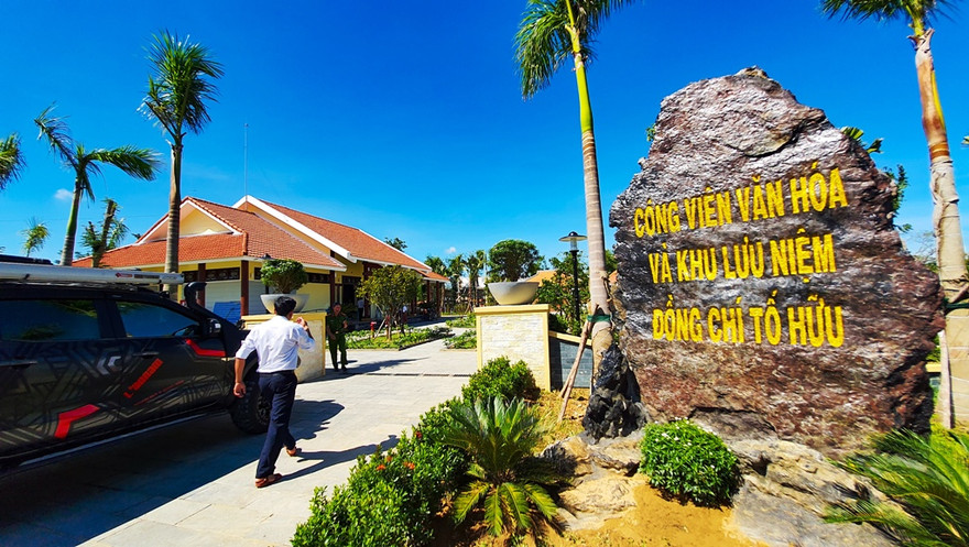 Lối vào Công viên văn hóa và khu lưu niệm nhà thơ Tố Hữu.