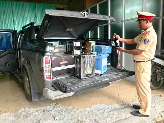 Xe bán tải chở hơn 450 chai rượu ngoại nhập lậu, khi đến địa bàn TT-Huế thì bị phát hiện, bắt giữ