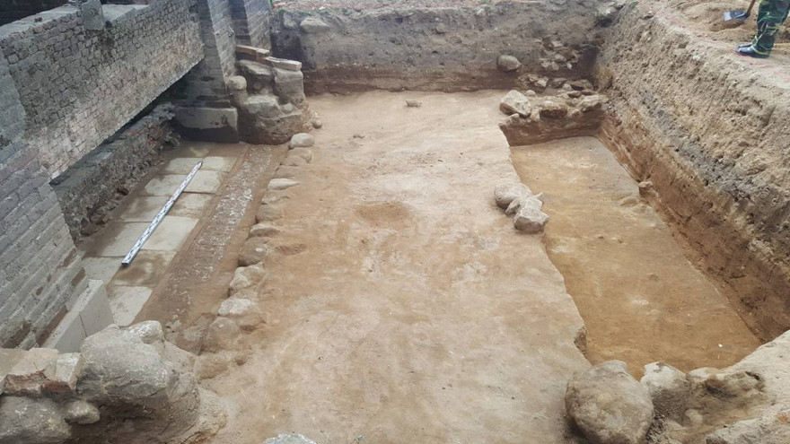 Xuất lộ bậc cấp bằng đá, móng cổng và lối đi lên di tích Hải Vân quan