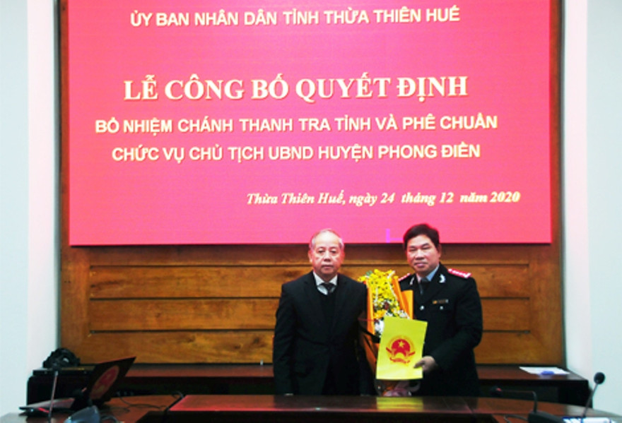 Chủ tịch UBND tỉnh Thừa Thiên Huế Phan Ngọc Thọ trao quyết định bổ nhiệm ông Lương Bảo Toàn giữ chức vụ Chánh Thanh tra tỉnh (bìa phải).