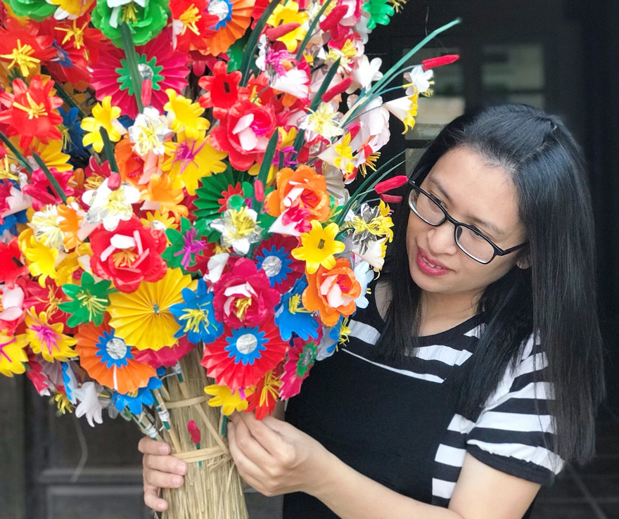 Nghề sản xuất ra loại hoa giấy để dùng cho việc tâm linh ngày Tết này có lịch sử trên dưới 300 năm. Ngày nay, hoa giấy còn phục vụ cho du lịch.