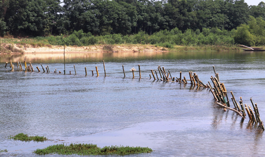 Dân bức xúc rào sông ngăn cát tặc, phản đối doanh nghiệp, chính quyền tỉnh TT-Huế đã vào cuộc (ảnh Ngọc Văn)