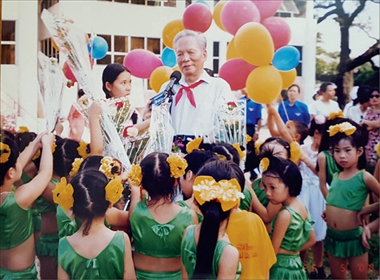 Đại tướng Lê Đức Anh chụp ảnh lưu niệm với thiếu nhi TT-Huế vào năm 2000 (ảnh tư liệu)