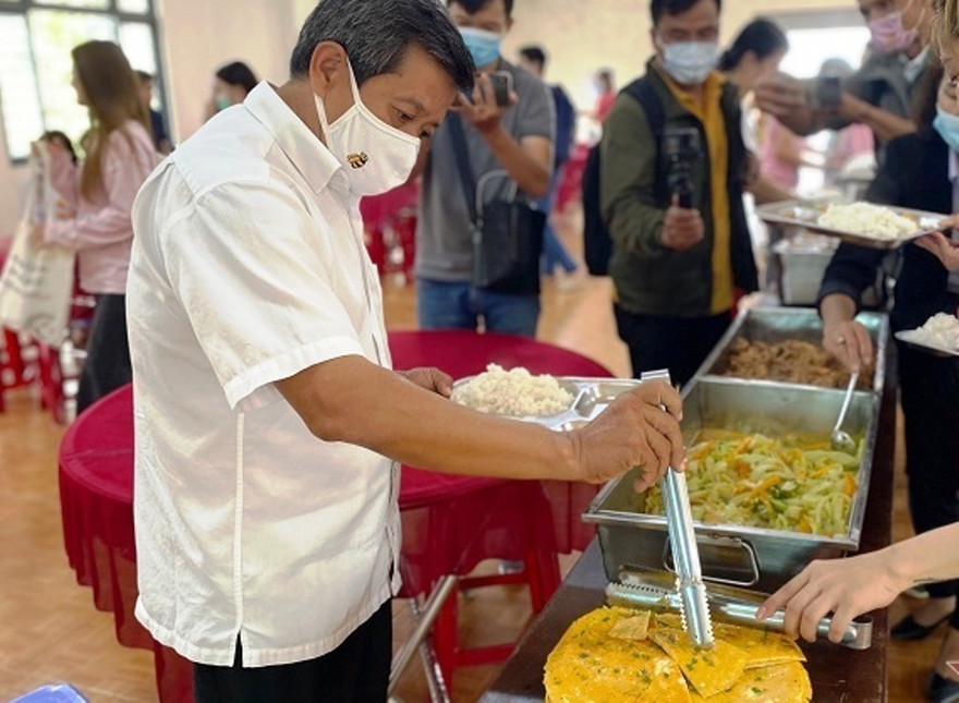 Ông Đoàn Ngọc Hải tỏ ra rất thuần thục trong vai trò của một người phục vụ quán ăn dành cho người nghèo tại Huế. Ảnh: Đình Thành