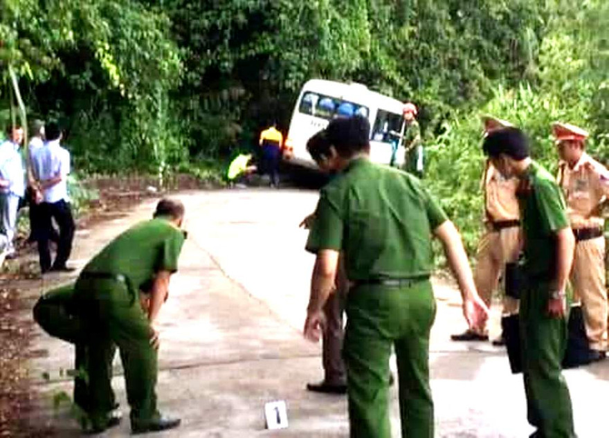 Công an xử lý hiện trường vụ tai nạn