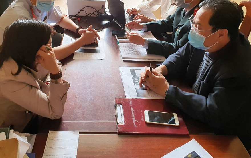 Bà Phan Thị M. H (bìa trái) làm việc với cơ quan chức năng tỉnh TT-Huế.