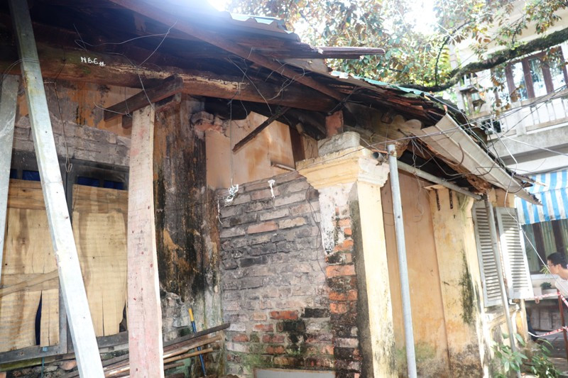 Không khó để bắt gặp những ngôi nhà mục nát, nơi người dân vẫn hàng ngày làm nơi ở, trong vùng di tích Cố đô Huế chưa được di dời, giải tỏa