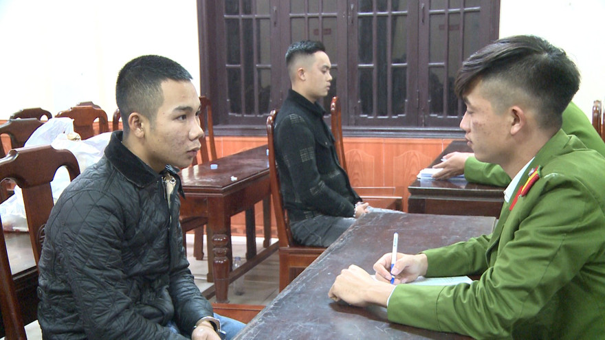 Lấy lời khai, đấu tranh với các đối tượng trong đường dây tín dụng đen liên tỉnh, với lãi suất "cắt cổ" 365%/năm, vừa bị phá tại TT-Huế.