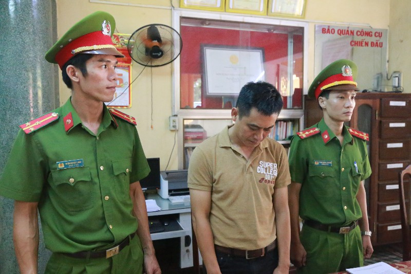 Đối tượng Hưng bị công an bắt giữ 