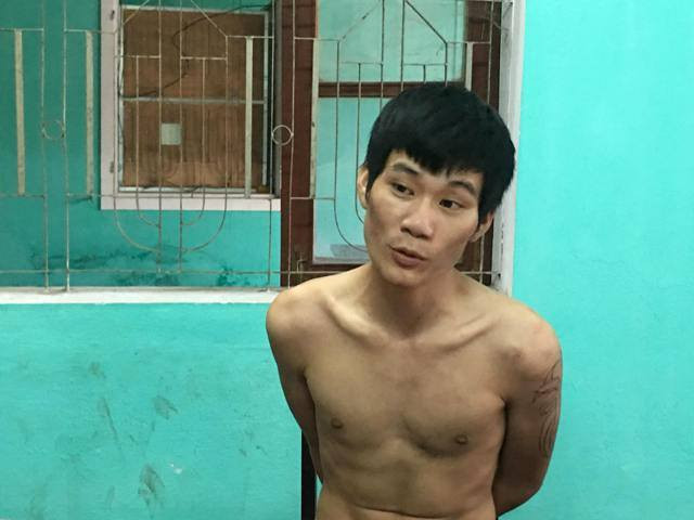 Đối tượng Đức vẫn còn biểu hiện phê thuốc sau khi bị dẫn giải tại trụ sở công an. Ảnh: T.Hòe