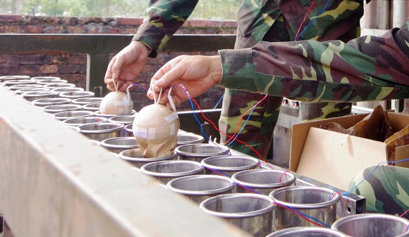 Cận cảnh dàn súng chuyên dụng và pháo chuẩn bị "khai hỏa" trong đêm bắn pháo hoa mừng năm mới Kỷ Hợi 2019