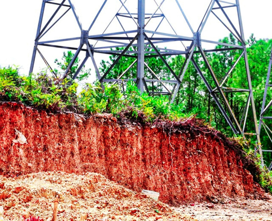 Tình trạng tùy tiện cải tạo, đào bới hành lang lưới điện quốc gia 500kV để làm nơi chôn cất người chết như thế này ở Thủy Bằng (thị xã Hương Thủy, TT-Huế) xảy ra rất nhiều.