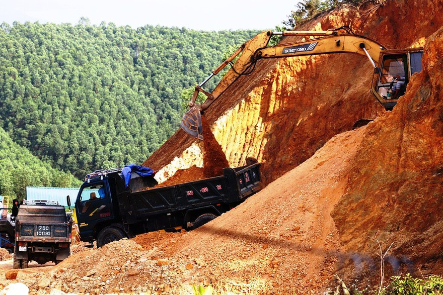 Khai thác, vận chuyển đất đồi trái phép diễn ra giữa ban ngày tại huyện miền núi Nam Đông.