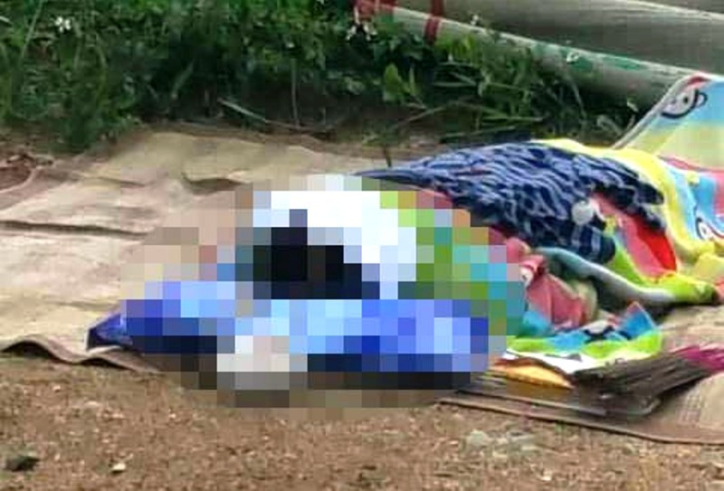 Thi thể nạn nhân đuối nước được tìm thấy, đưa lên khỏi sông Hương để kiểm tra, bàn giao cho người nhà lo hậu sự (ảnh Phong Anh)