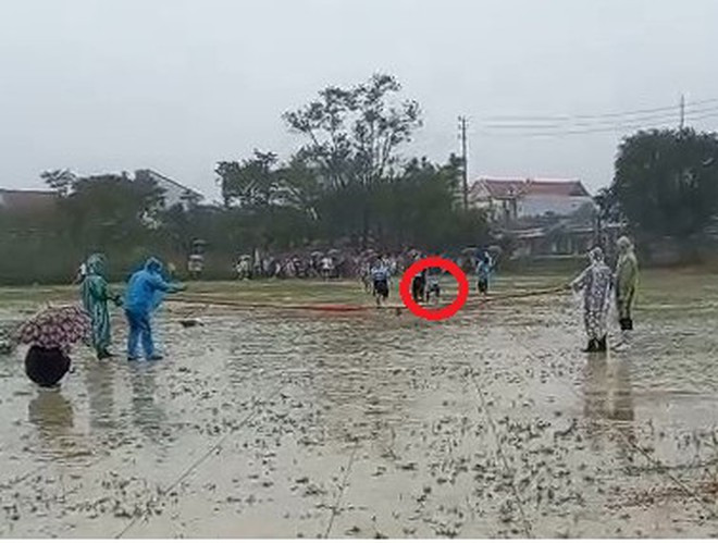 Nội dung thi đấu ngoài trời tại Hội khỏe Phù Đổng huyện Phú Lộc năm 2020 diễn ra trong điều kiện nhiệt độ xuống thấp, rét đậm, mưa dầm. Ảnh: Thanh Niên