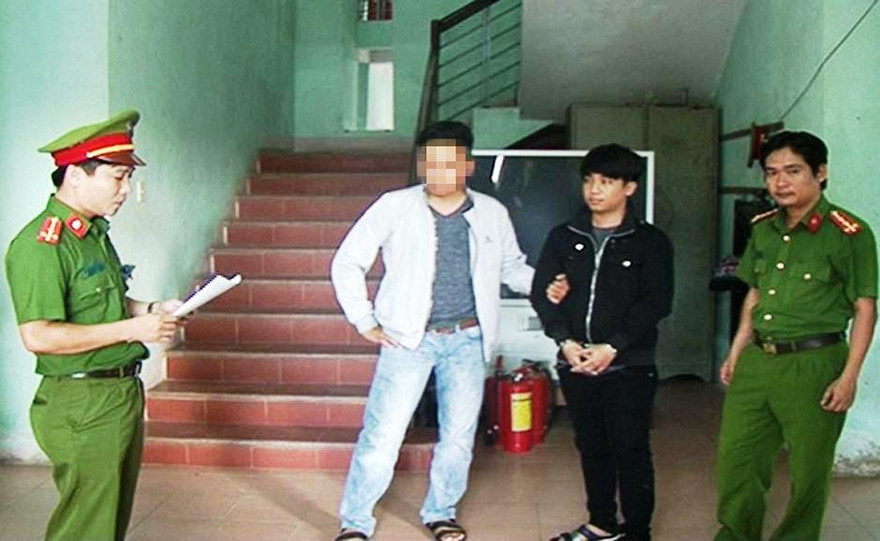 Đối tượng lừa bán thận chiếm đoạt 280 triệu đồng Đặng Phúc Hoàng Anh (áo đen, thứ hai từ phỉa sang)