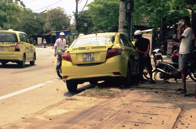 Taxi mất lái leo lên lề, găm thẳng đầu vào trụ điện