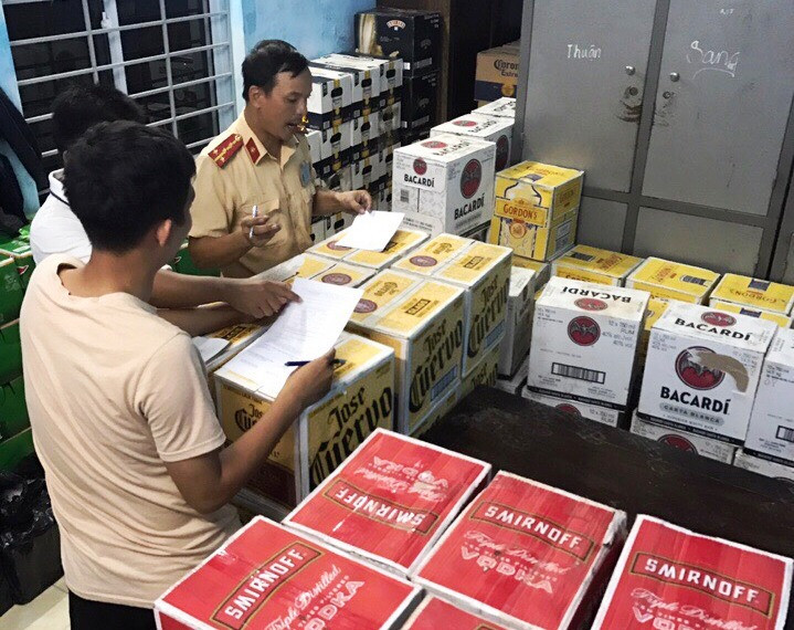 Hàng lậu được thu giữ từ chiếc xe tải tháo chạy như bay trên Quốc lộ 1