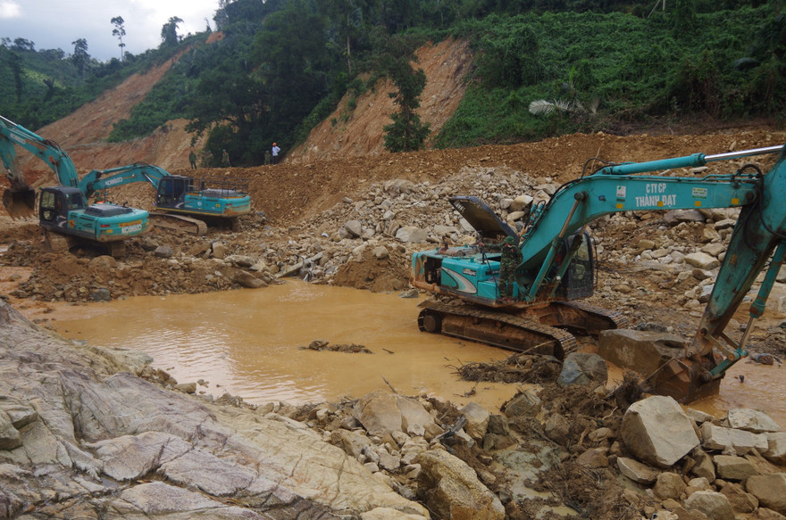 Công trường tìm kiếm nạn nhân mất tích dưới lòng sông Rào Trăng.
